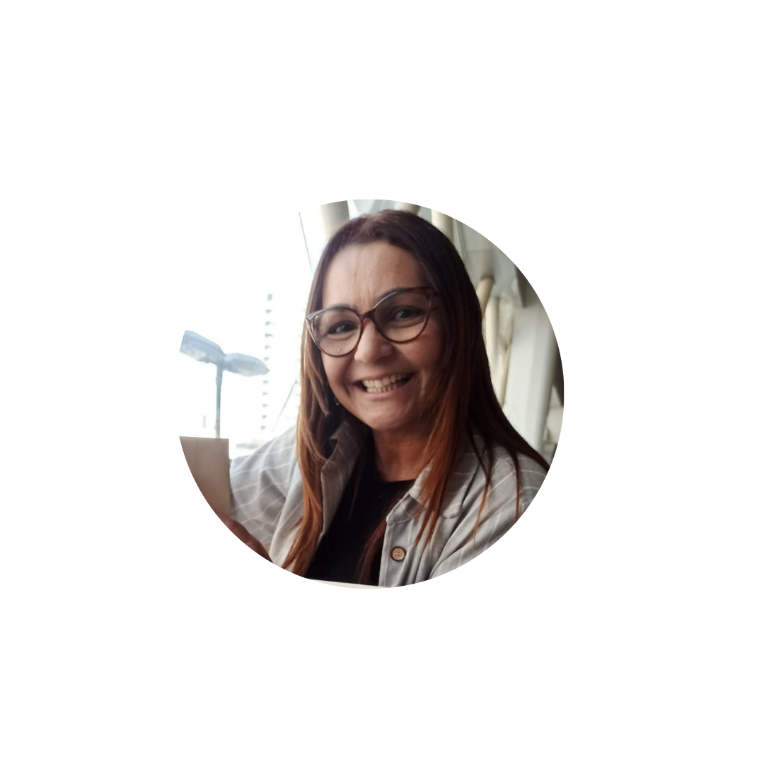 Foto Leide Lins smiling woman with glasses and long hair